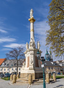 A column with a statue of Mary on the town hall square in Klosterneuburg.