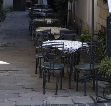 Small Restaurant with an Outdoor Garden