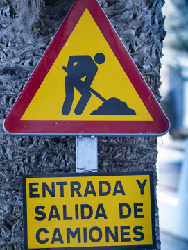 Road Works sign with the words in Spanish