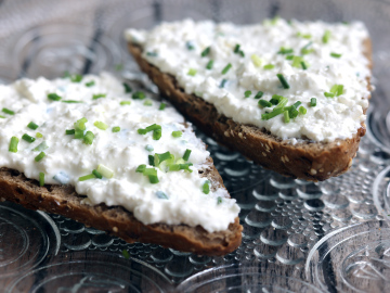 Sandwiches with white cheese and chives