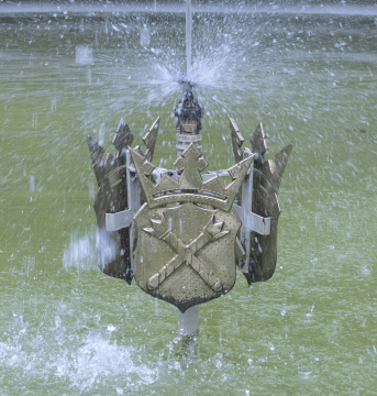 Jagiellonian University, emblem on the fountain