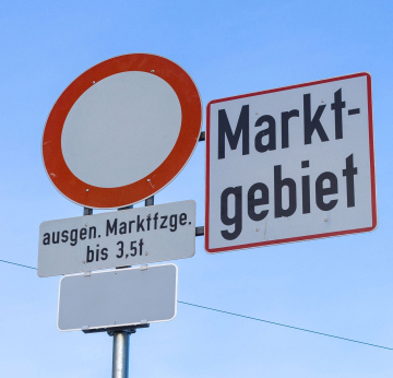 Market area road sign, inscription in German