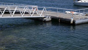 Floating pier