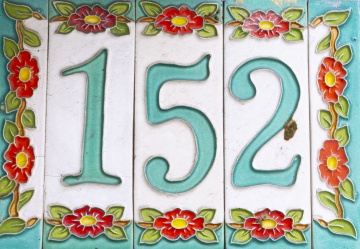 152 number on the facade of the house