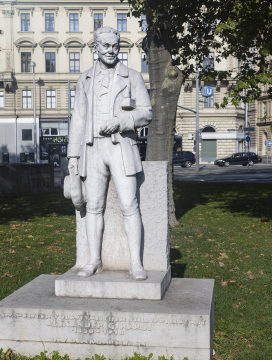 Alexander Girardi statue