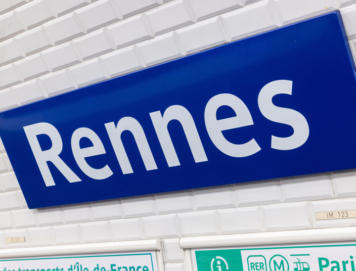 Rennes inscription on a Paris metro station