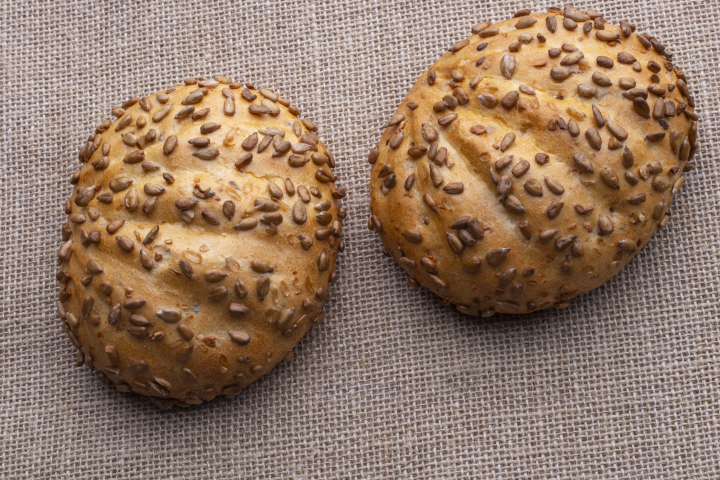 Buns sprinkled with grains, free image
