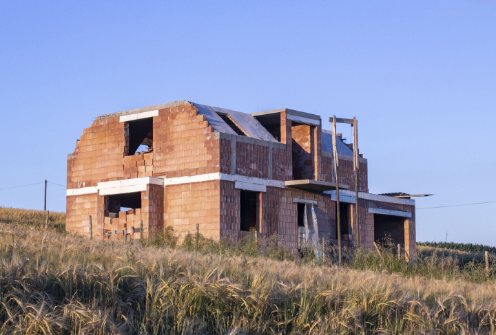Construction of a house from ceramic blocks