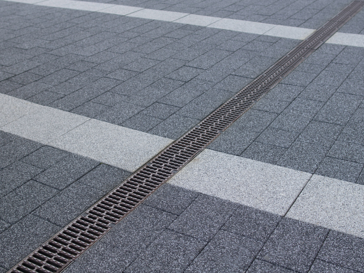 Linear drainage on a tiled square