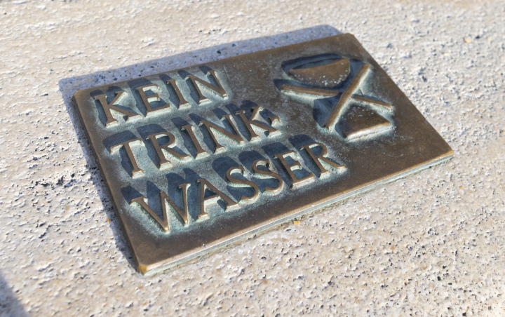 Non-Drinking Water metal sign in German