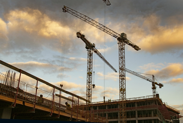 Cranes and cranes on the construction of office buildings